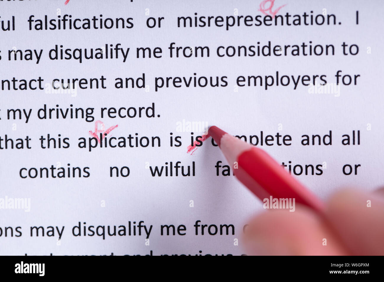 Ansicht von oben von Papier und roten Bleistift markieren Fehler während der rechtschreibprüfung Text Stockfoto