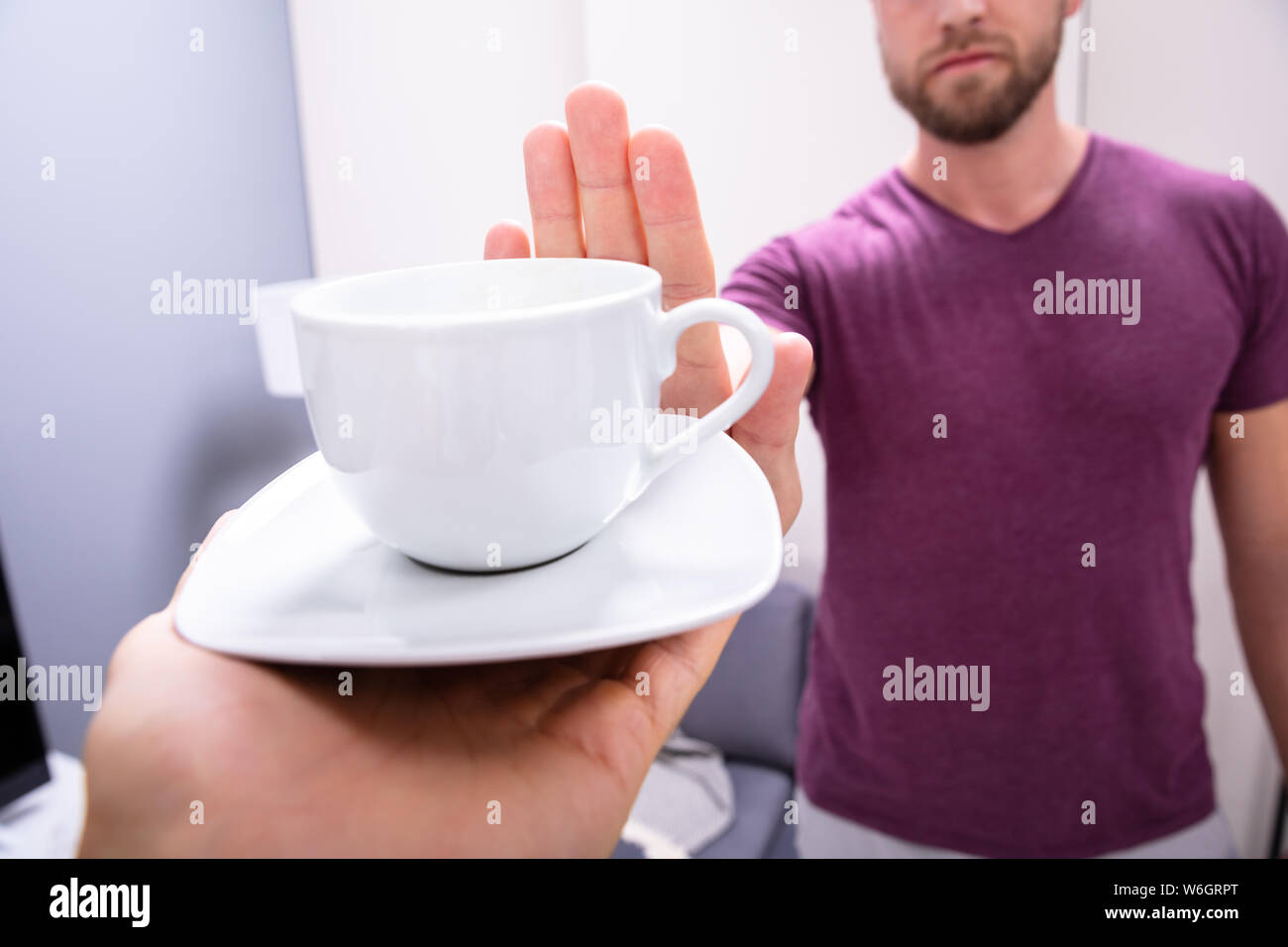 Close-up In eines Mannes Hand ablehnen, Tasse Kaffee angeboten durch Person Stockfoto