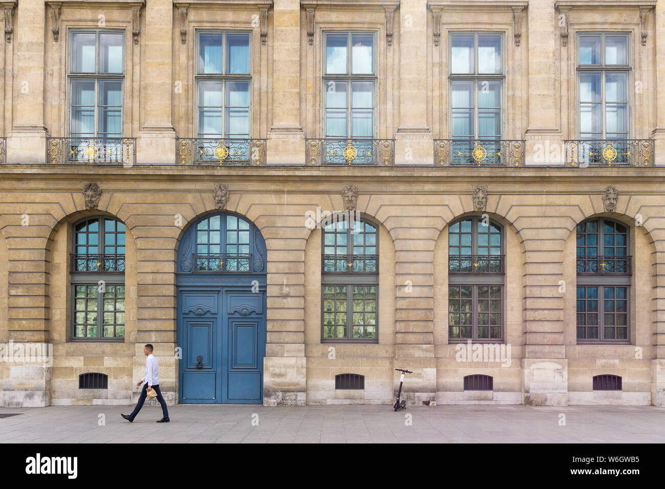 Pariser Gebäude - ein Mann, der zu Fuß in Place Vendome im 1. arrondissement von Paris, Frankreich, Europa. Stockfoto