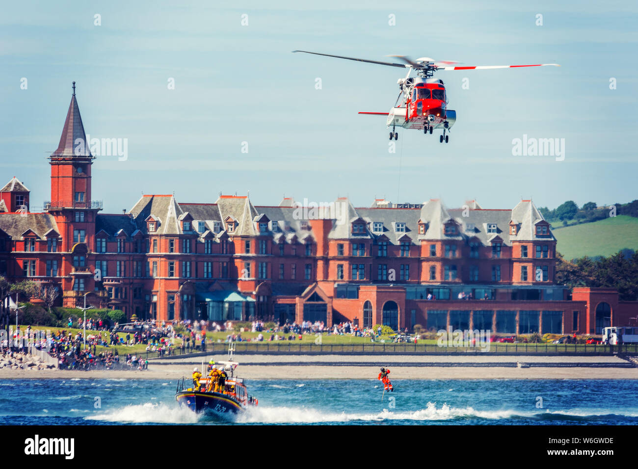 Irish Coast Guard Hubschrauber und RNLI lifeboat Air Sea Rescue ...