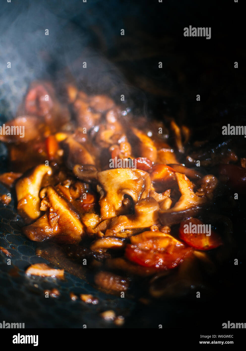 Veganes Essen vorbereitet, einer Bratpfanne mushrroms Stockfoto