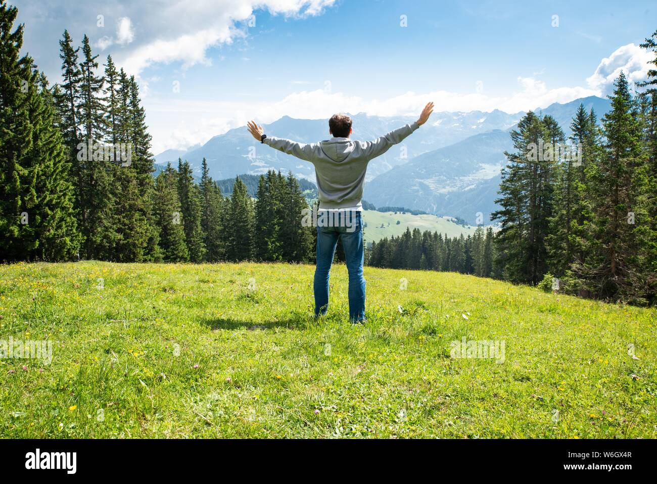 Frau mit Rucksack mit Panoramablick auf die Berge Stockfoto