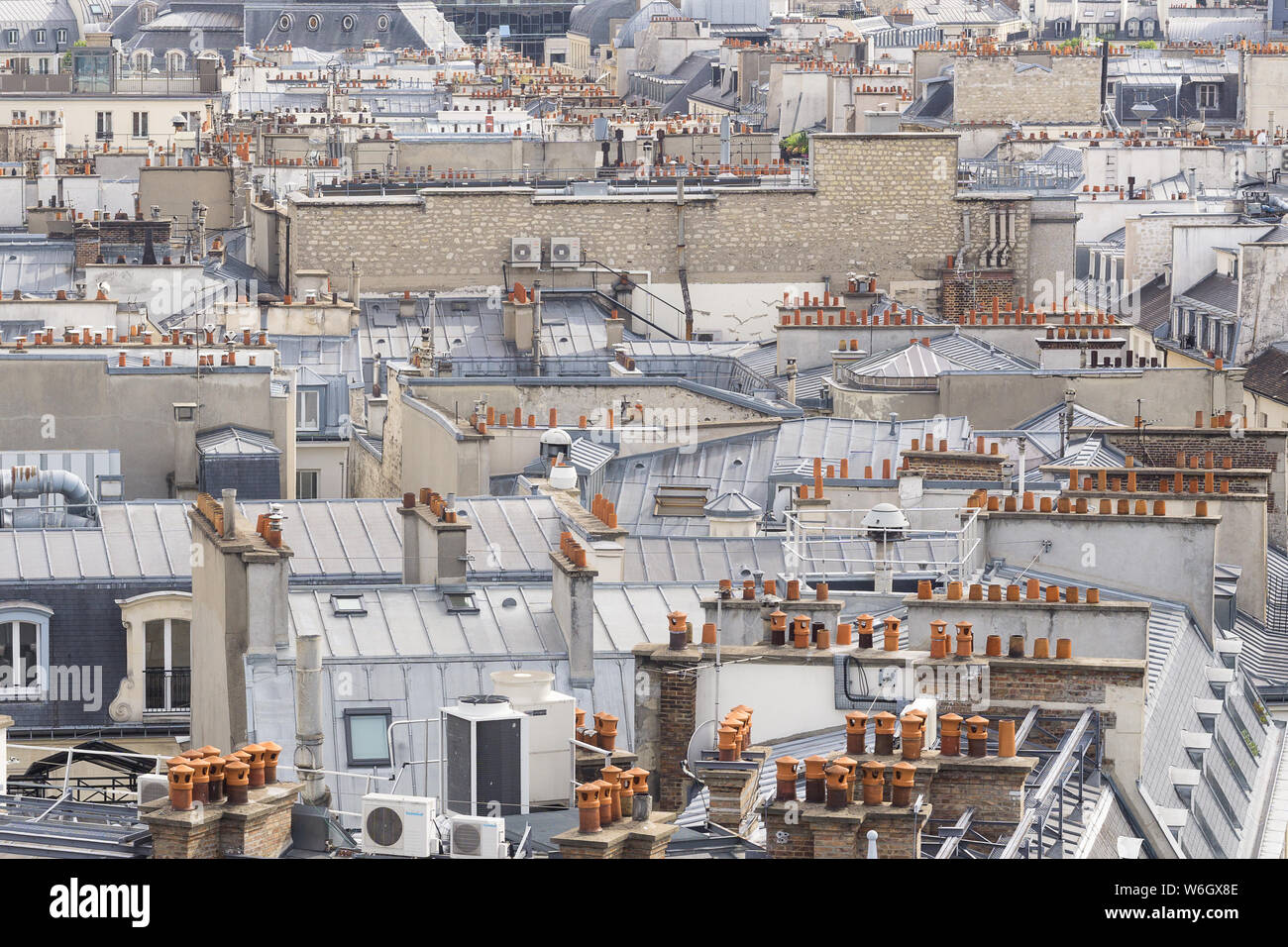 Pariser Dächer - Luftbild des Pariser Dächer an einem Sommernachmittag, Frankreich, Europa. Stockfoto