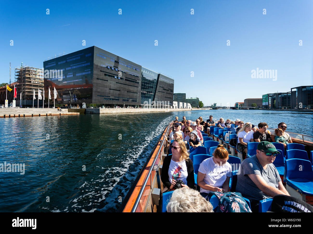 Die Königliche Bibliothek oder Black Diamond ikonischen Gebäude am Wasser gesehen von einem Kanal Boot sightseeing tour in Kopenhagen, Dänemark, am 18. Juli 2019 Stockfoto