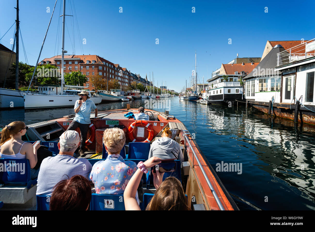 Canal sightseeing Tour entlang der Kanäle in Kopenhagen, Dänemark, am 18. Juli 2019 Stockfoto