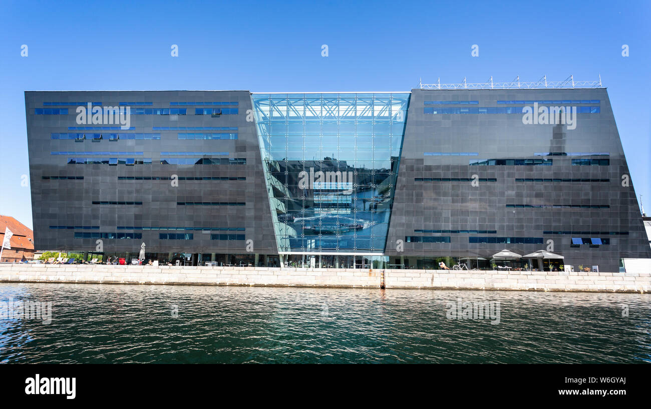 Die Königliche Bibliothek oder Black Diamond ikonischen Gebäude direkt am Wasser und in Kopenhagen, Dänemark, am 18. Juli 2019 Stockfoto