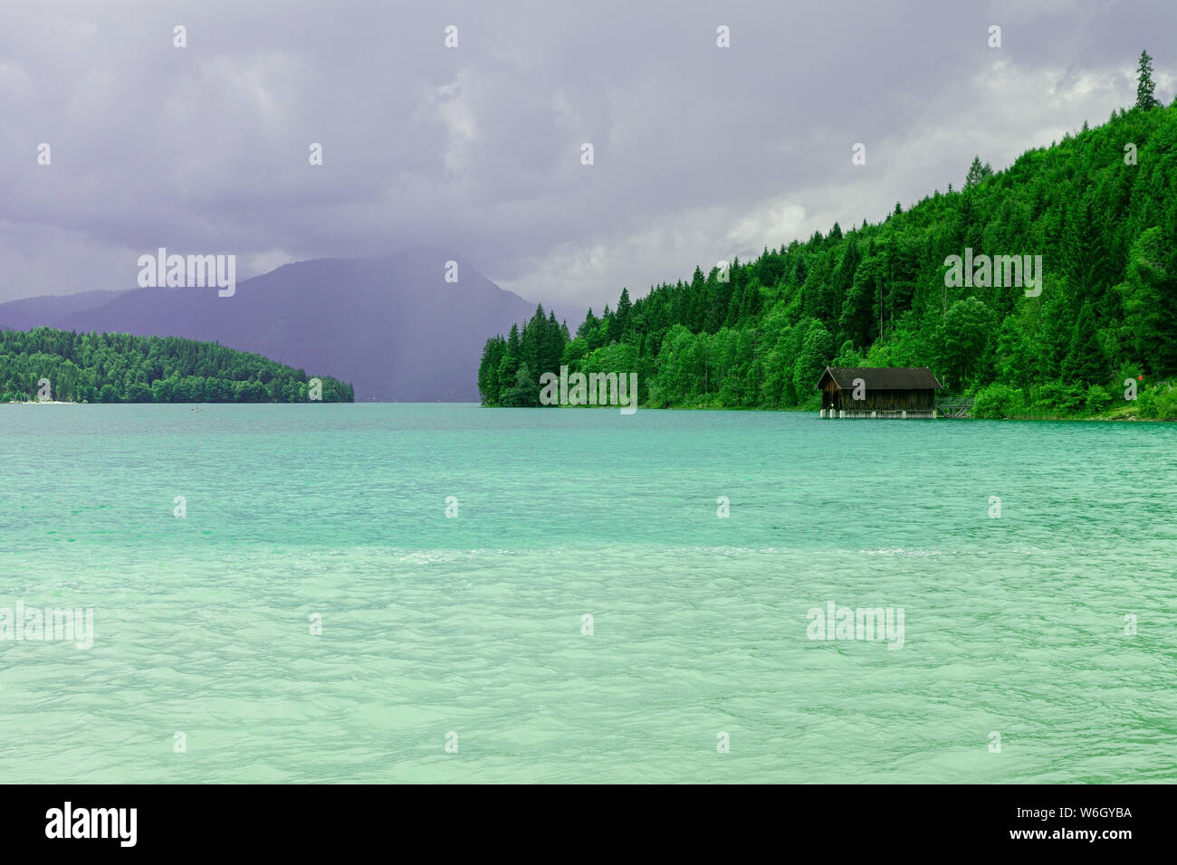 Türkisfarbenen See in den Alpen in Oberbayern (Walchensee) Stockfoto