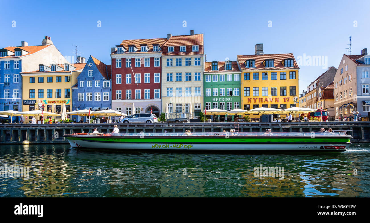 Touristische Kanal Boot im Kanal im historischen Stadtteil Nyhavn in Kopenhagen, Dänemark, am 18. Juli 2019 Stockfoto