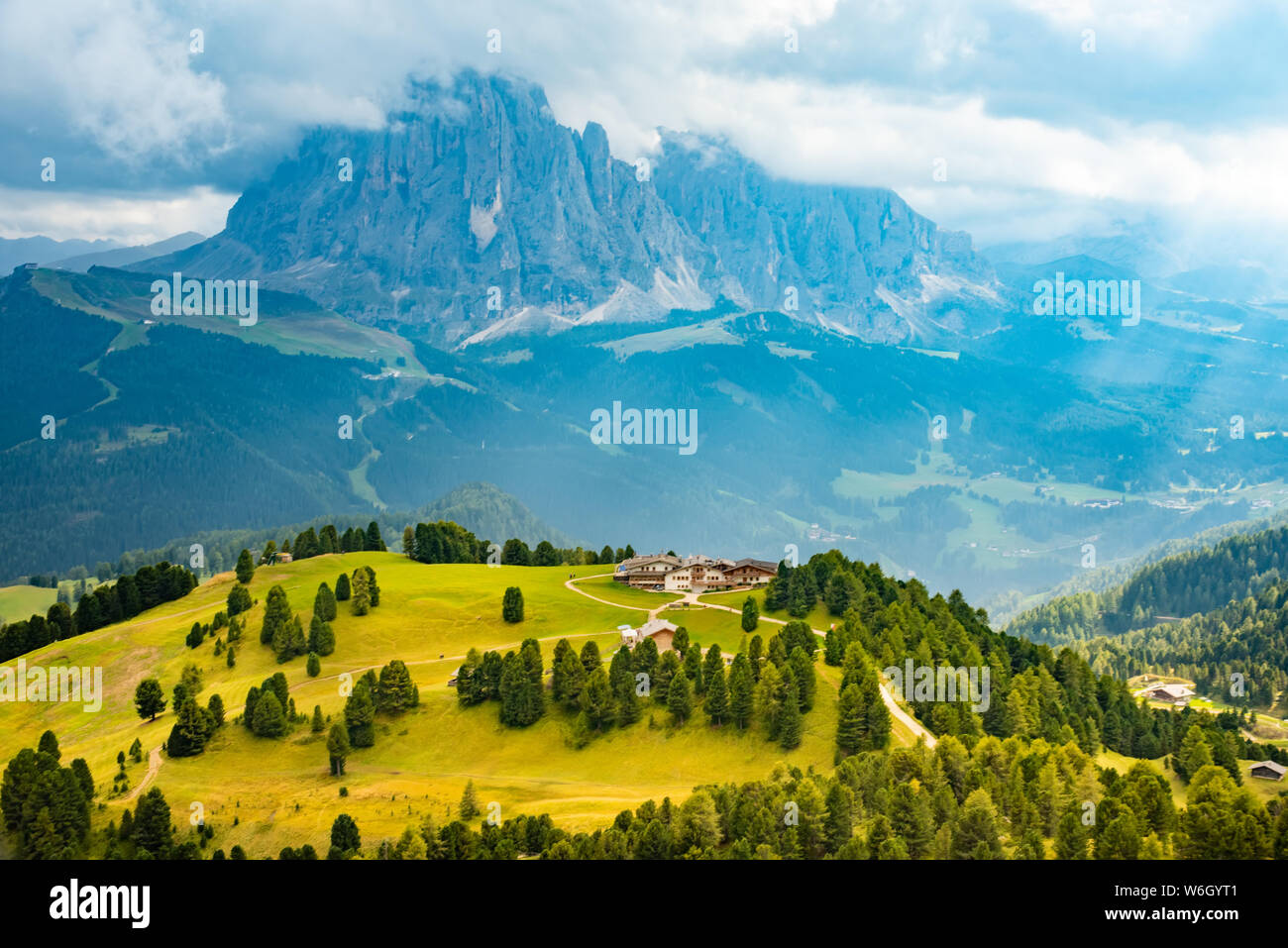 Sommer Landschaft des Mount Langkofel oder Langkofel, touristische Region Berge Dolomiten, Italien Stockfoto