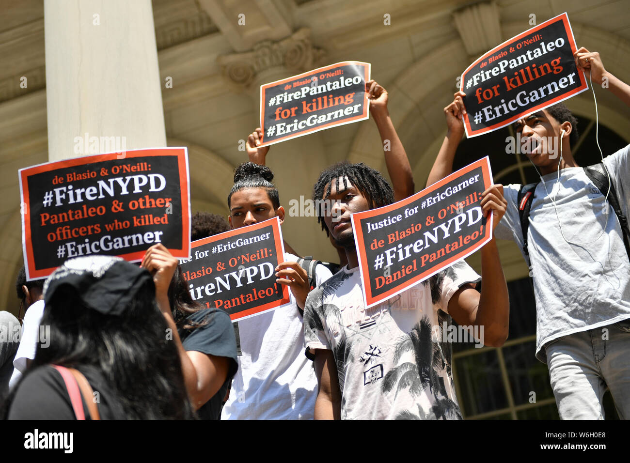 Die Demonstranten auf einer Pressekonferenz nach der Justiz abgelehnt Bund gegen ein New York City Polizeioffizier zu verfolgen. Stockfoto