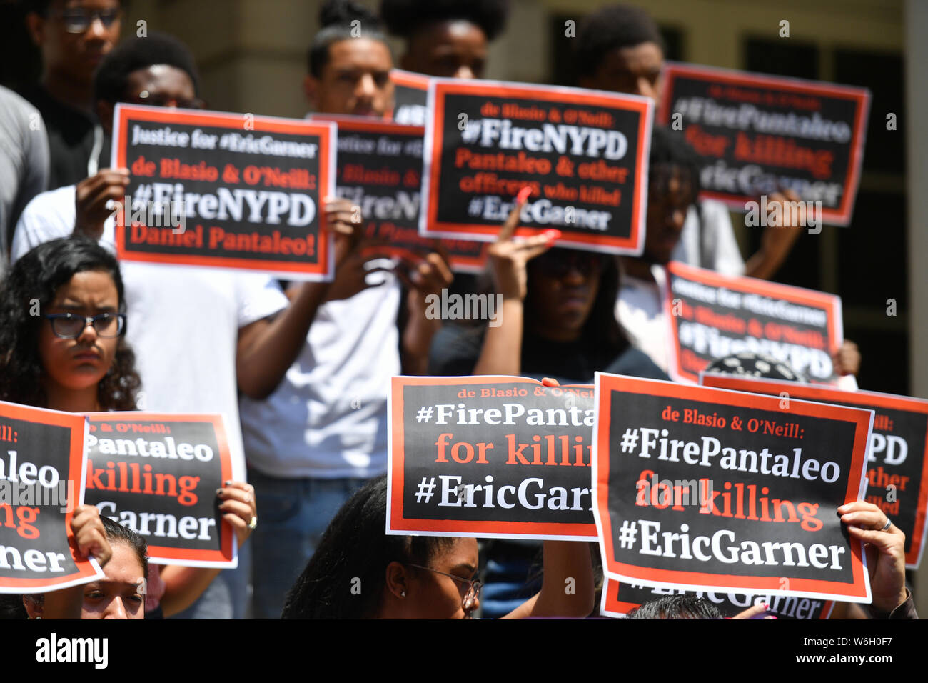Die Demonstranten auf einer Pressekonferenz nach der Justiz abgelehnt Bund gegen ein New York City Polizeioffizier zu verfolgen. Stockfoto