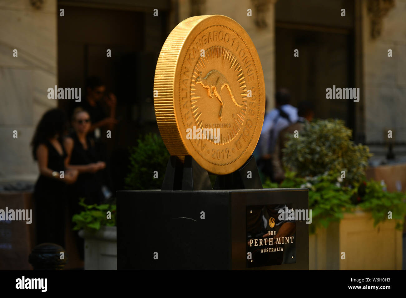 Die australische Känguru eine Tonne Gold Münze auf dem Display vor der New Yorker Börse. Stockfoto