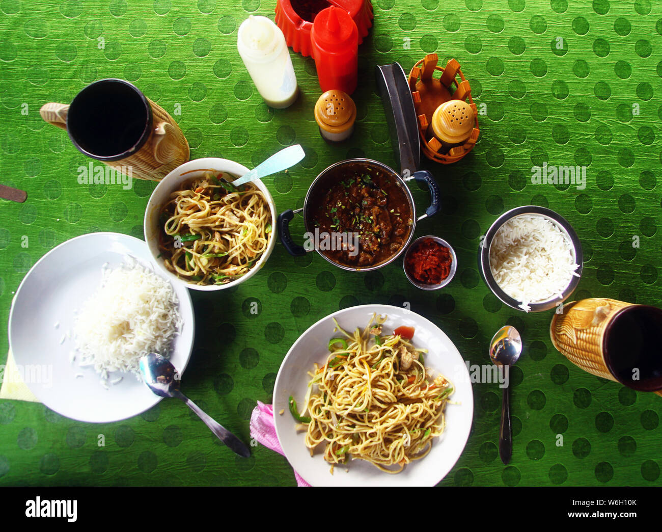 Nudel, Chicken Masala und Reis auf dem Tisch. Stockfoto