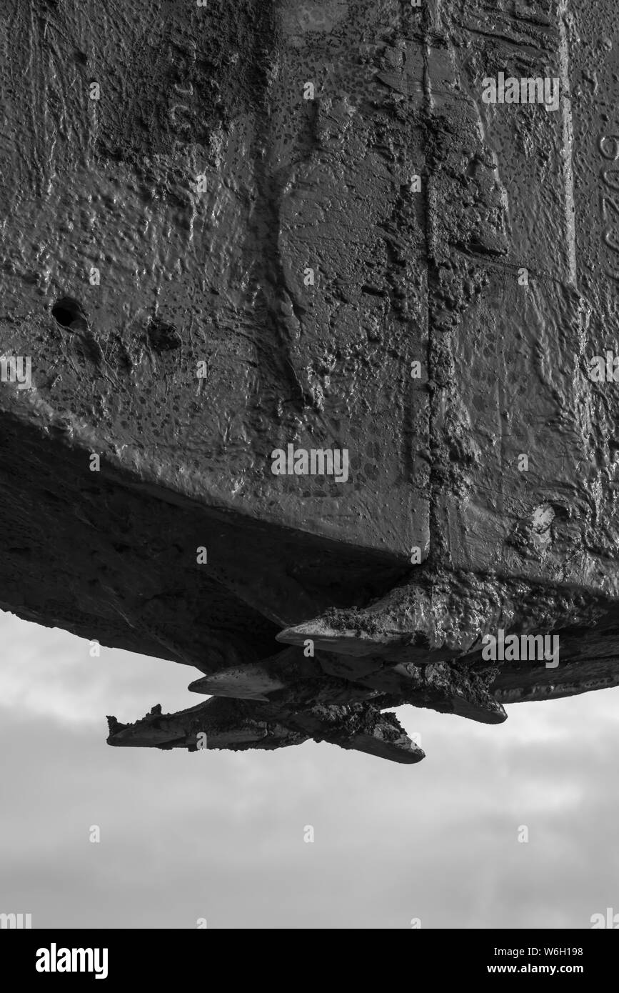 Ein Bagger Schaufel in close-up bei der Ausgrabung in Schwarz und Weiß Stockfoto