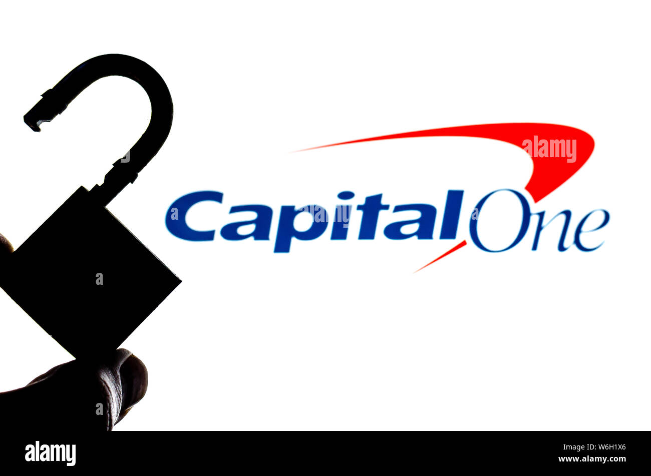 Capital One Bank Logo auf den Hintergrund und die Silhouette des geöffneten Schloss vor. Konzeptionelle Foto für Nachrichten über die Verletzung der Datensicherheit. Stockfoto