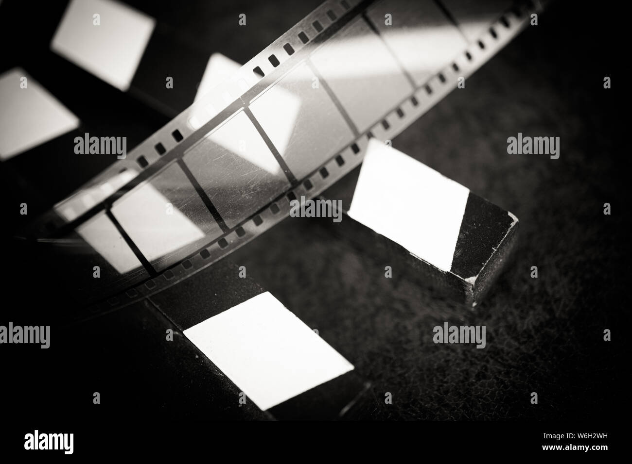 Extreme Nahaufnahme der Filmstreifen auf Film Schiefer selektiven Fokus auf den Vordergrund schwarz und weiß Vintage altmodisch Stockfoto