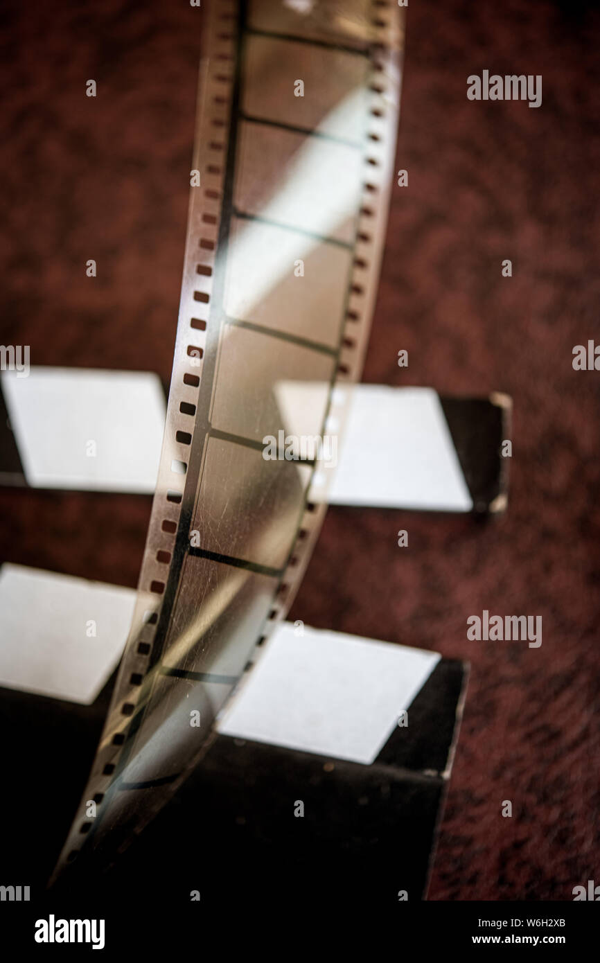 Extreme Nahaufnahme der Filmstreifen auf Film Schiefer selektiven Fokus auf den Vordergrund retro Farben vintage altmodisch Stockfoto