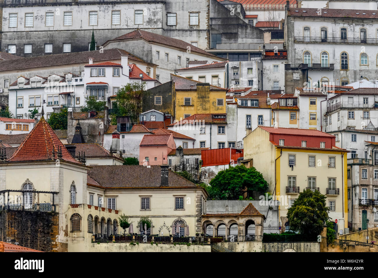 Gebäude dicht aneinander auf einem Hügel; Coimbra, Portugal Stockfoto