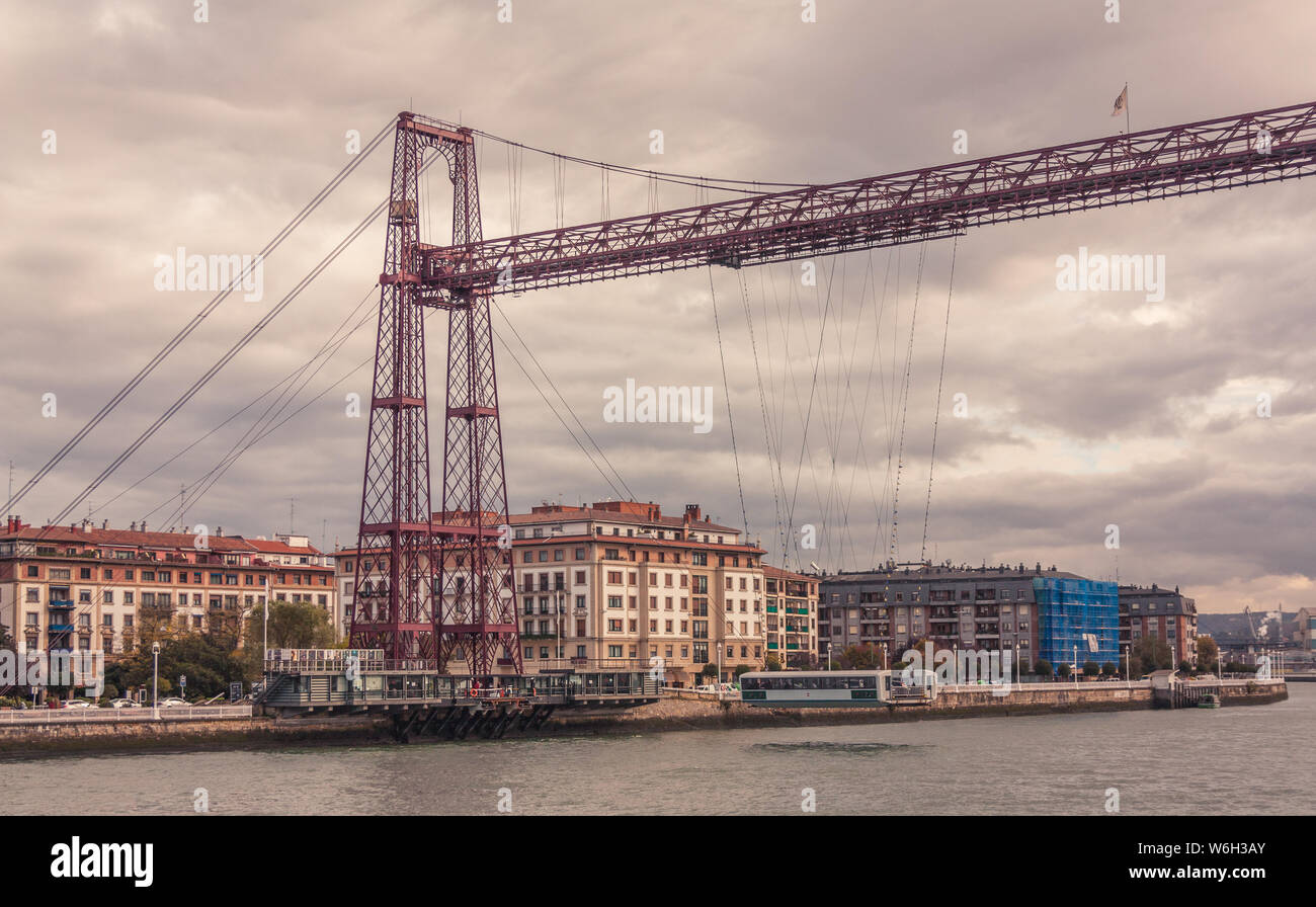 Getxo, Bilbao, Spanien: 21. November 2012: Historische Suspension Bridge in der Stadt von Getxo Überquerung des Flusses für den Transport von Fahrzeugen und Menschen f Stockfoto