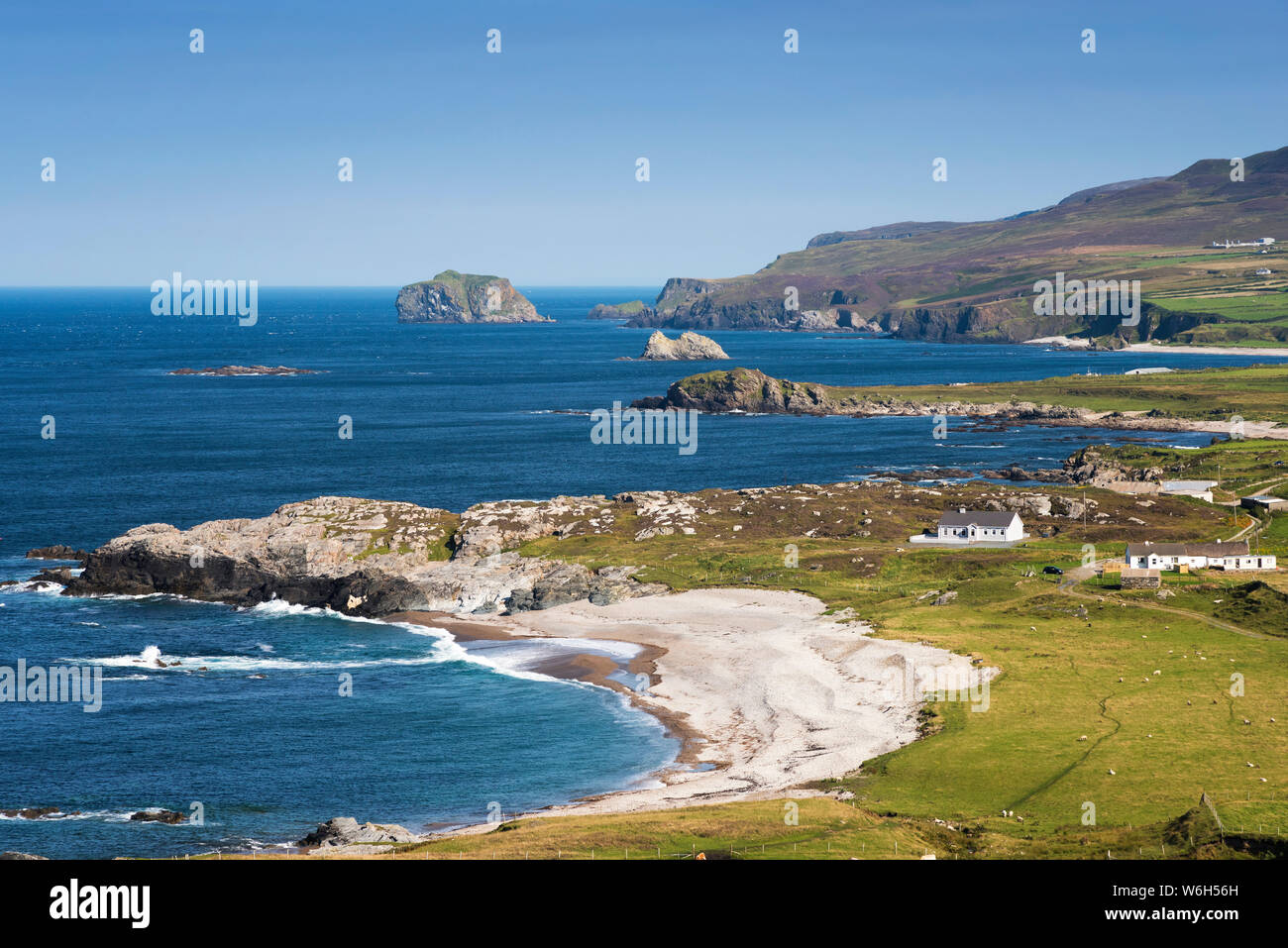 Strand und Klippen entlang der Küste von Irland; Irland Stockfoto