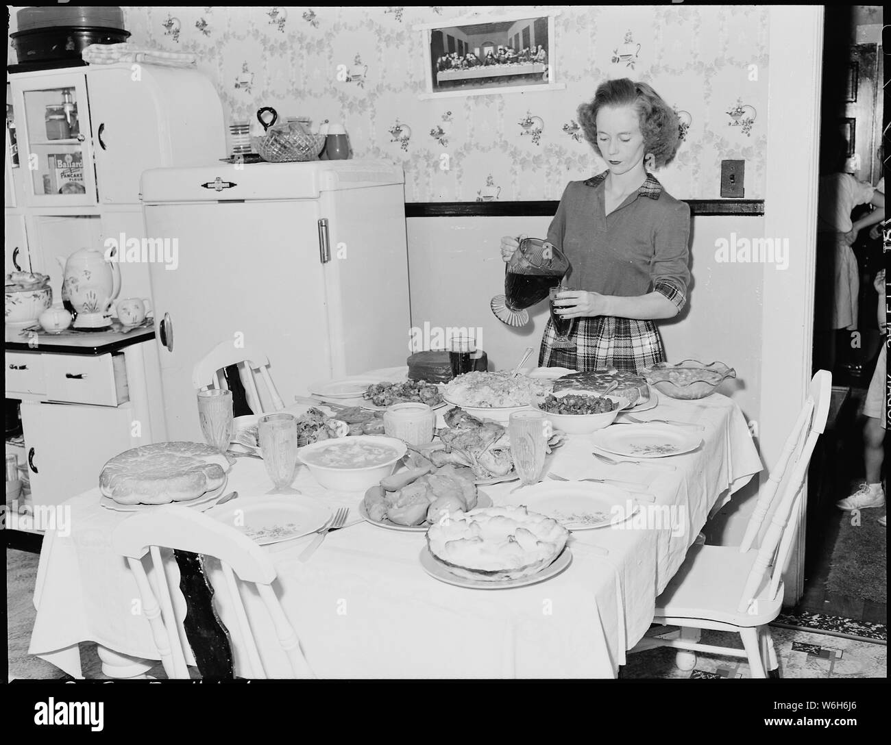 Geraldine Fain, Tochter von Harry Fain, Kohle loader, vervollständigt die Einstellung der Tabelle für Abendessen am Sonntag. Inland Steel Company, Stellmacher #1&2 Minen, Stellmacher, Floyd County, Kentucky. Stockfoto