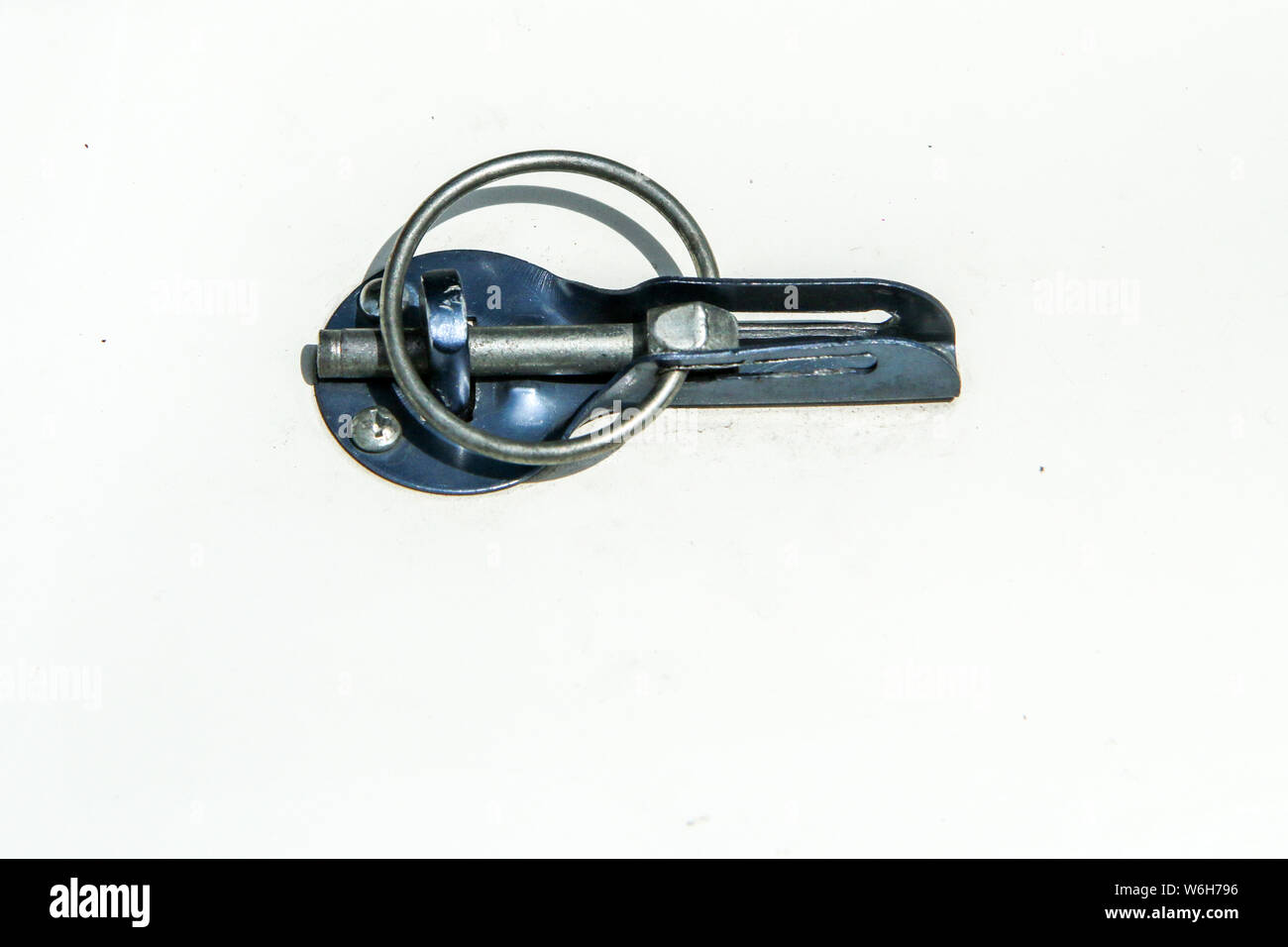 Ein Detail der Motorhaube Clip ist eine Rallye Auto oder sperren. Stockfoto