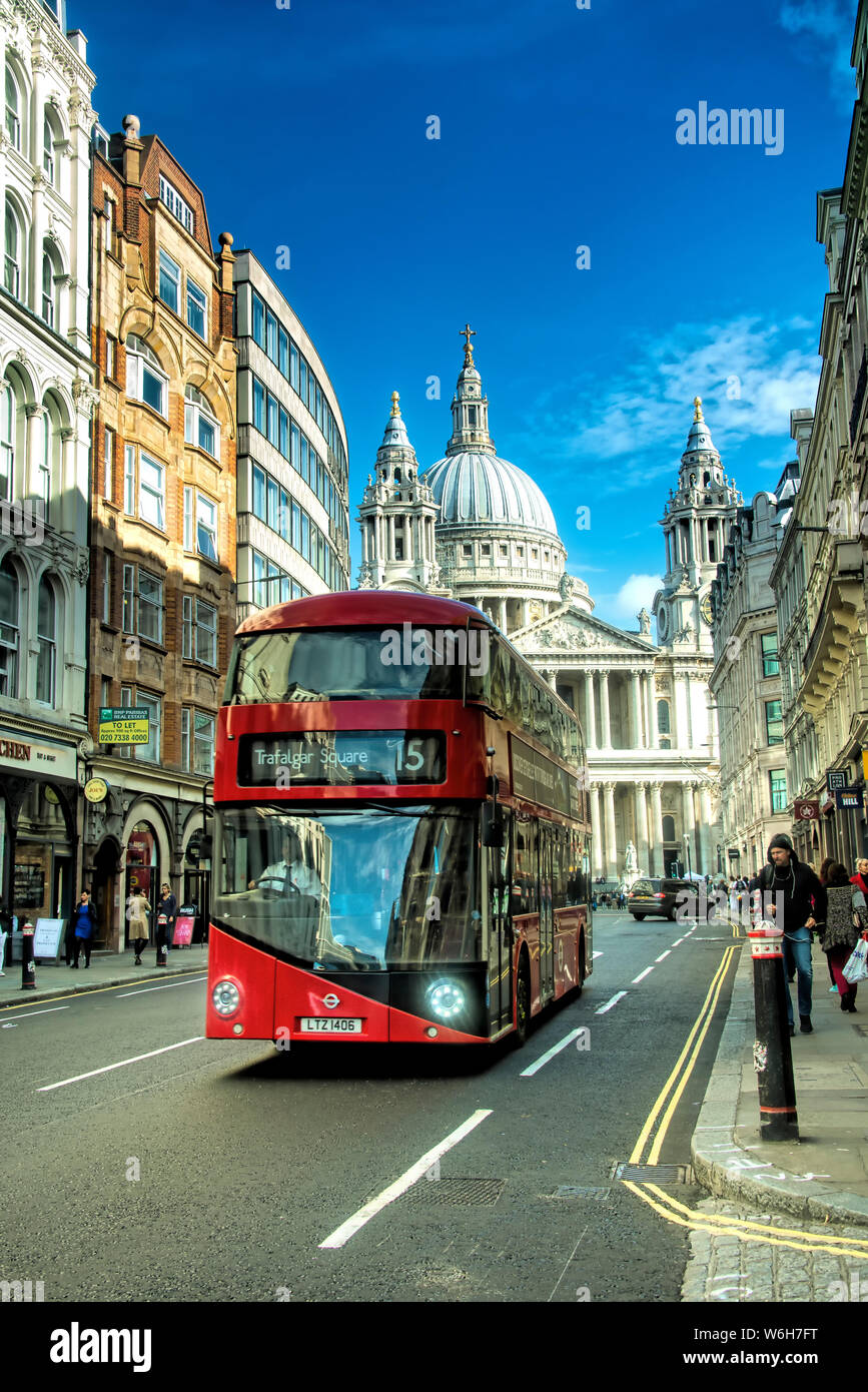 London iconic Red Bus in der Nähe von St. Paul Kathedrale am Nachmittag Stockfoto