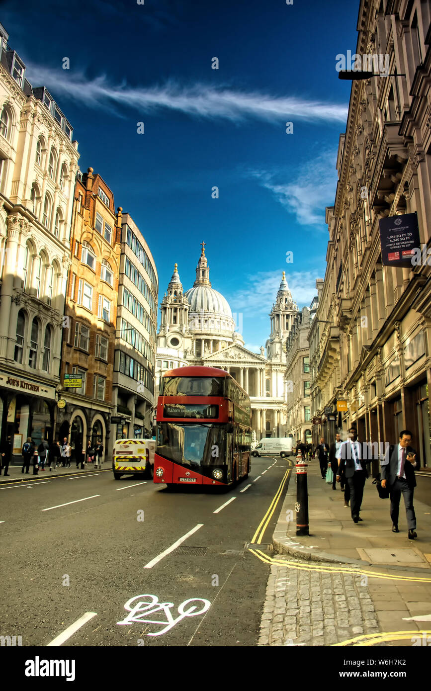 London iconic Red Bus in der Nähe von St. Paul Kathedrale am Nachmittag Stockfoto