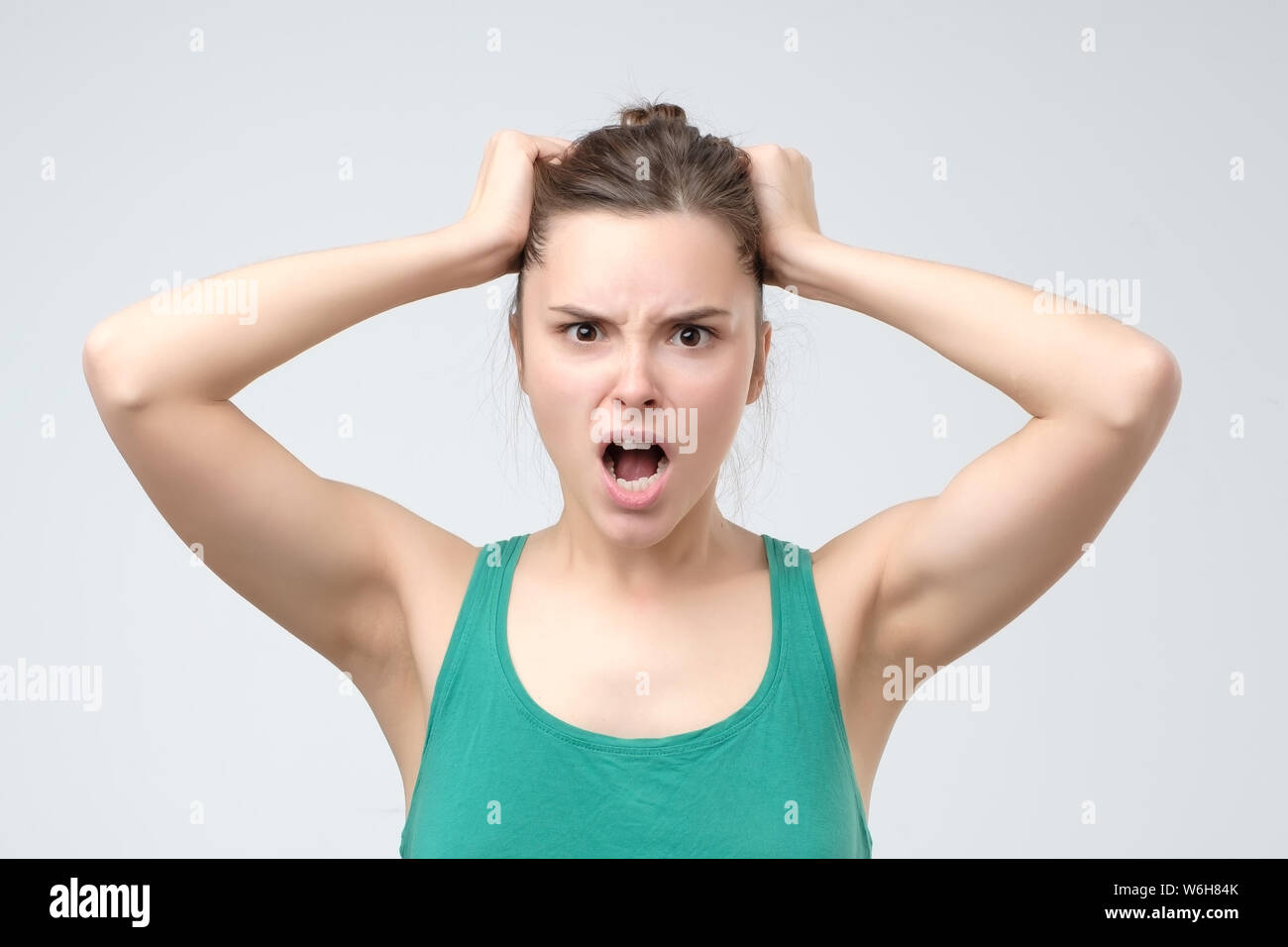 Wütende wütende Frau schreien vor Wut und frustration Stockfoto