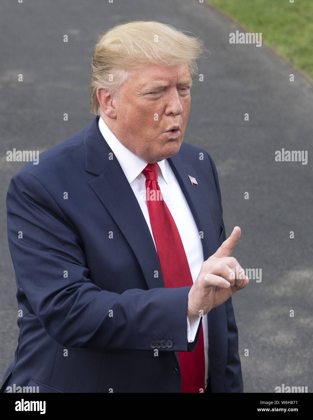 Washington, District of Columbia, USA. 1 Aug, 2019. Präsidenten der Vereinigten Staaten Donald J. Trumpf macht Anmerkungen zu den Reportern im Weißen Haus in Washington, DC, vor dem Boarding Marine One für eine Reise nach Cincinnati, Ohio, wo er an einer fundraising Ausschuss Empfang teilnehmen werden und Erläuterungen bei einem Amerika wieder einmal Super Rally am Donnerstag, 1. August 2019 Credit: Ron Sachs/CNP/ZUMA Draht/Alamy leben Nachrichten Stockfoto