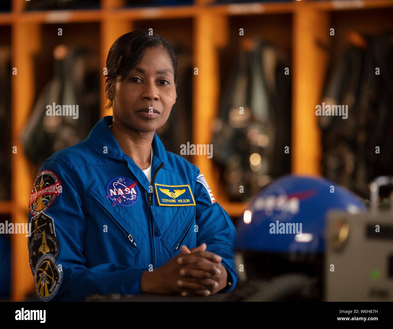 NASA-Astronaut Stephanie Wilson stellt für ein Porträt trägt einen blauen Anzug Flug am Johnson Space Center Juli 11, 2019 in Houston, Texas. Stockfoto