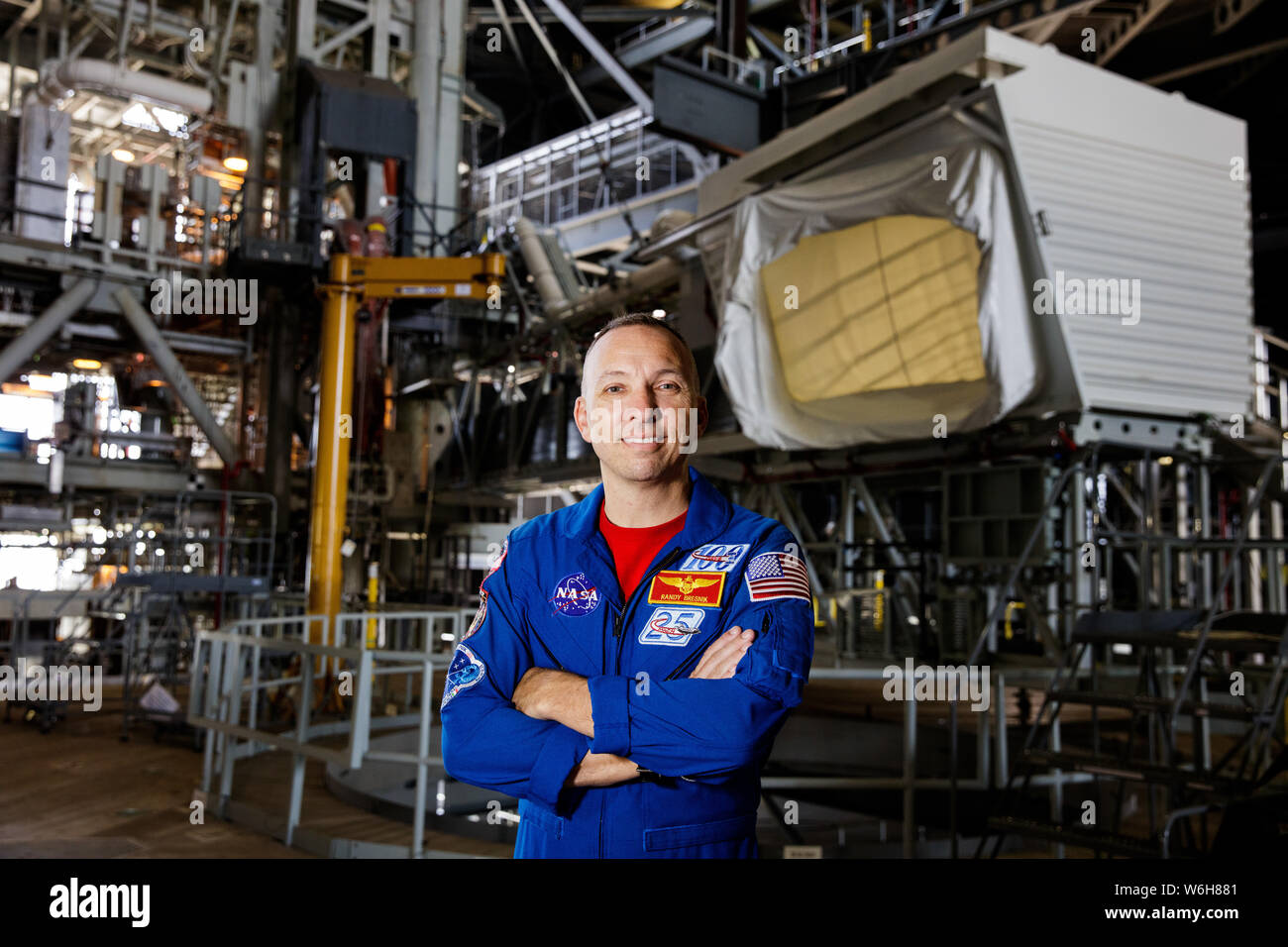 NASA-Astronaut Randy Bresnik Posen für ein Portrait das Tragen der blauen Fliegeroverall - vor der Besatzung Zugang Arm der Mobile Launcher im Vehicle Assembly Building im Kennedy Space Center Juni 25, 2019 in Cape Canaveral, Florida. Stockfoto