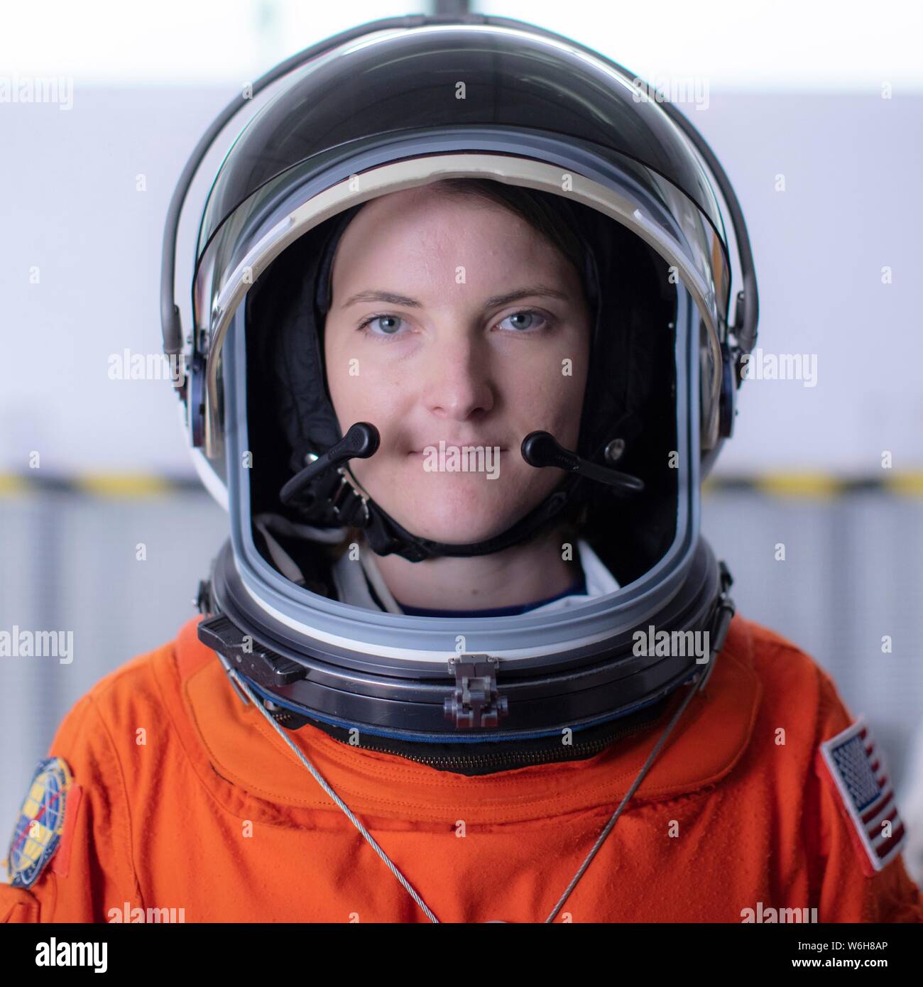 NASA-Astronaut Kandidat Kayla Barron Posen für ein Portrait, das Tragen eines Eintrag Raumanzug am Johnson Space Center Juli 12, 2019 in Houston, Texas. Stockfoto