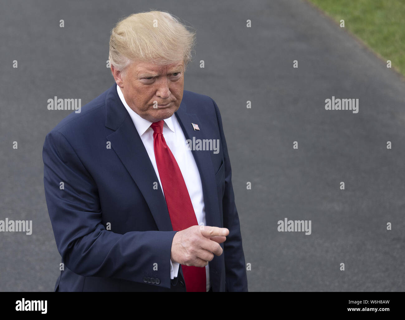 Washington, District of Columbia, USA. 1 Aug, 2019. Präsidenten der Vereinigten Staaten Donald J. Trumpf macht Anmerkungen zu den Reportern im Weißen Haus in Washington, DC, vor dem Boarding Marine One für eine Reise nach Cincinnati, Ohio, wo er an einer fundraising Ausschuss Empfang teilnehmen werden und Erläuterungen bei einem Amerika wieder einmal Super Rally am Donnerstag, 1. August 2019 Credit: Ron Sachs/CNP/ZUMA Draht/Alamy leben Nachrichten Stockfoto