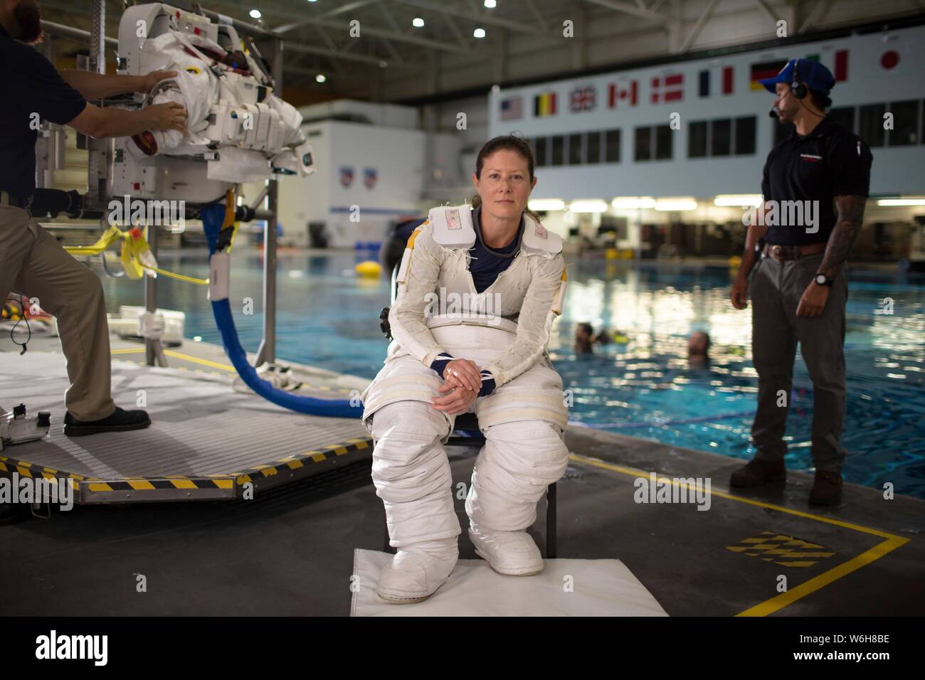 NASA-Astronautin Tracy Caldwell Dyson stellt für ein Portrait tragen ihre EVA Raumanzug im Neutral Buoyancy Lab am Johnson Space Center Juli 8, 2019 in Houston, Texas. Stockfoto