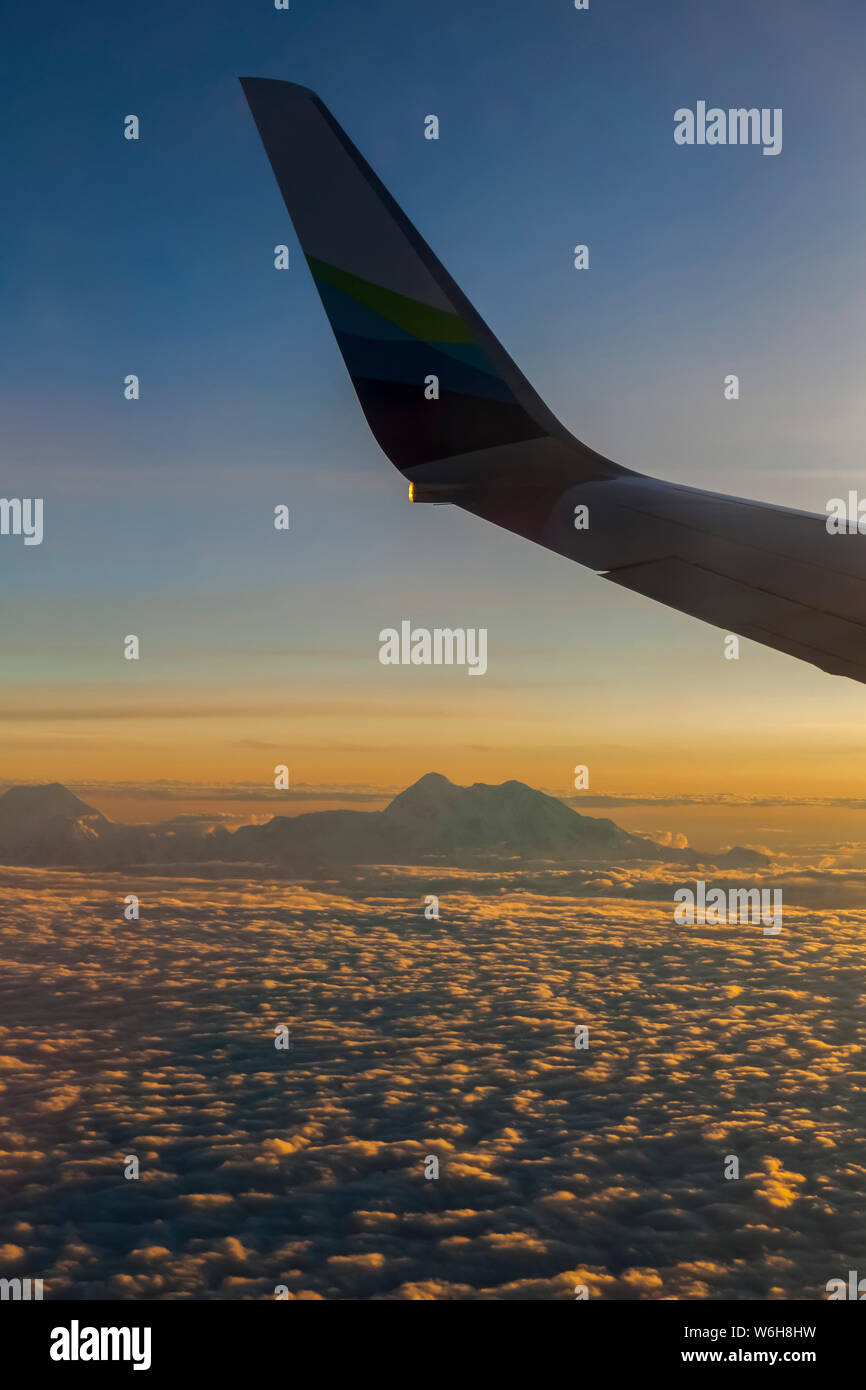 Anzeigen von Denali und der Alaska Range aus dem Norden bei Sonnenuntergang auf Alaska Airlines Jet, Alaska, Vereinigte Staaten von Amerika Stockfoto