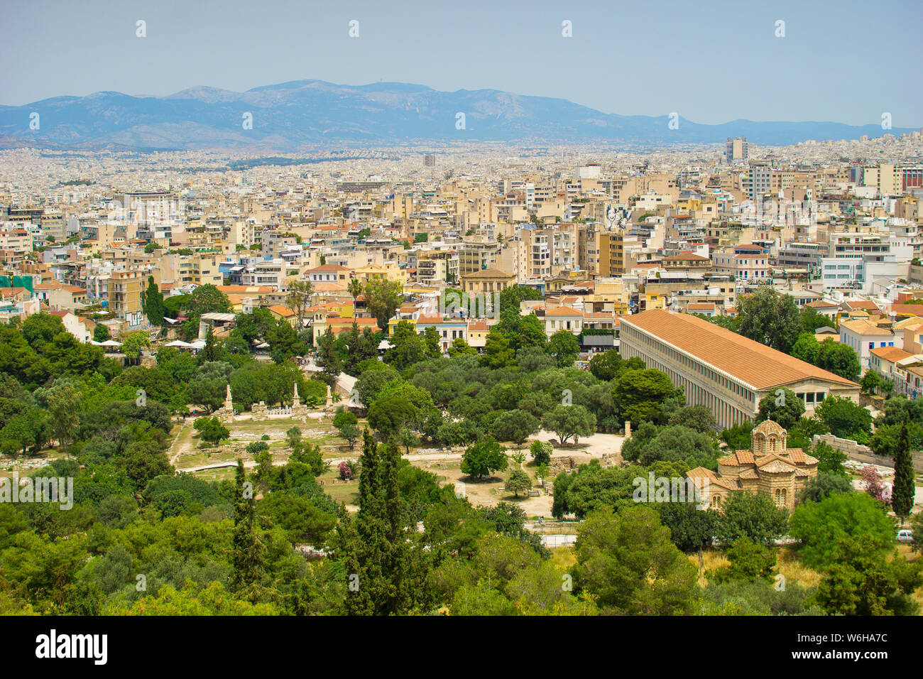 Panoramablick auf die Stadt Athen und Stoa des Attalos von Akropolis in Griechenland Stockfoto