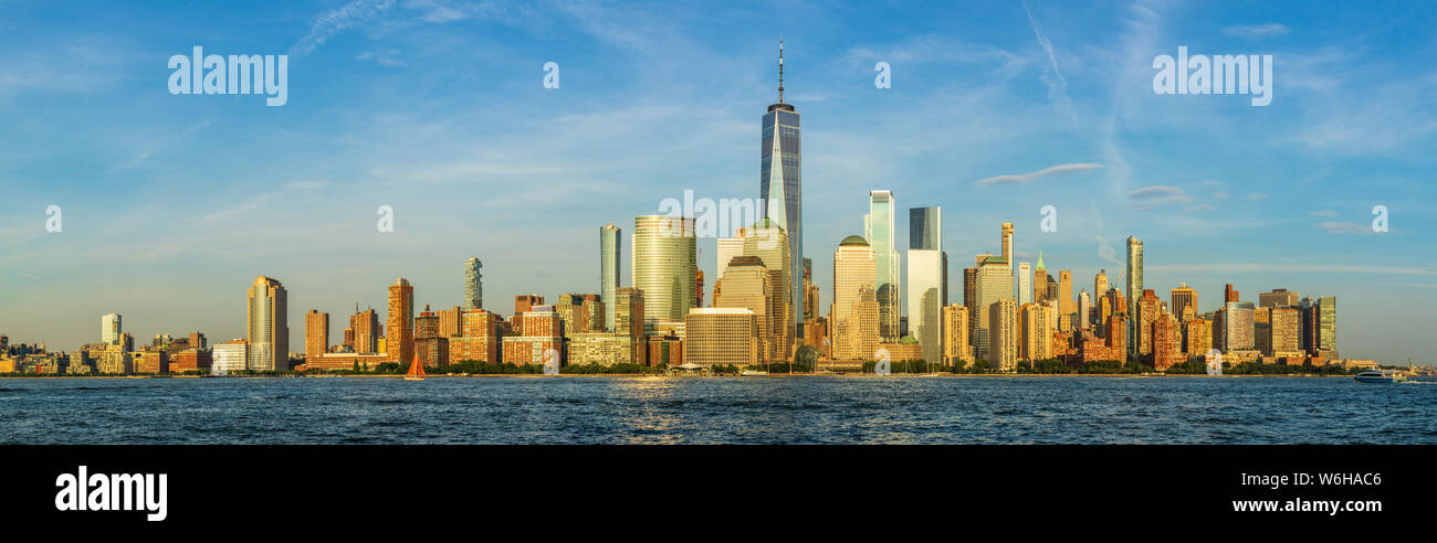 Blick auf Lower Manhattan Skyline von Exchange in Jersey City bei Sonnenuntergang. Stockfoto