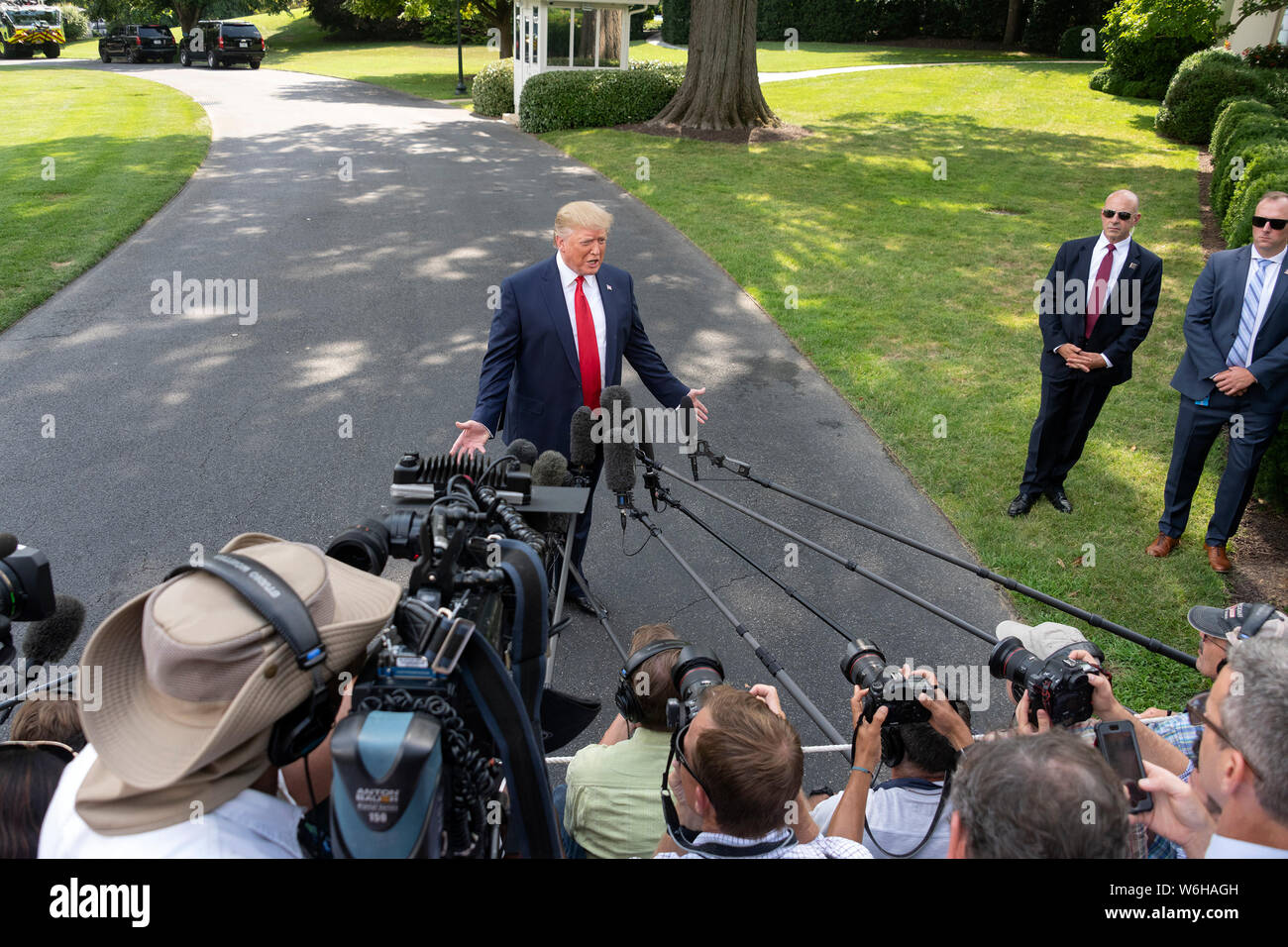 Präsidenten der Vereinigten Staaten Donald J. Trumpf macht Anmerkungen zu den Reportern im Weißen Haus in Washington, DC, vor dem Boarding Marine One für eine Reise nach Cincinnati, Ohio, wo er an einer fundraising Ausschuss Empfang teilnehmen werden und Erläuterungen bei einem Amerika wieder einmal Super Rally am Donnerstag, 1. August 2019. Quelle: Ron Sachs/CNP | Verwendung weltweit Stockfoto