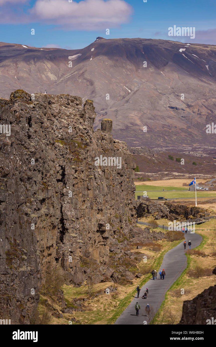 PINGVELLIR NATIONAL PARK, ISLAND - Touristen zu Fuß von Felsformationen am Mittelatlantischen Rücken rift valley und Standort der historischen nationalen Parlament von Eis Stockfoto