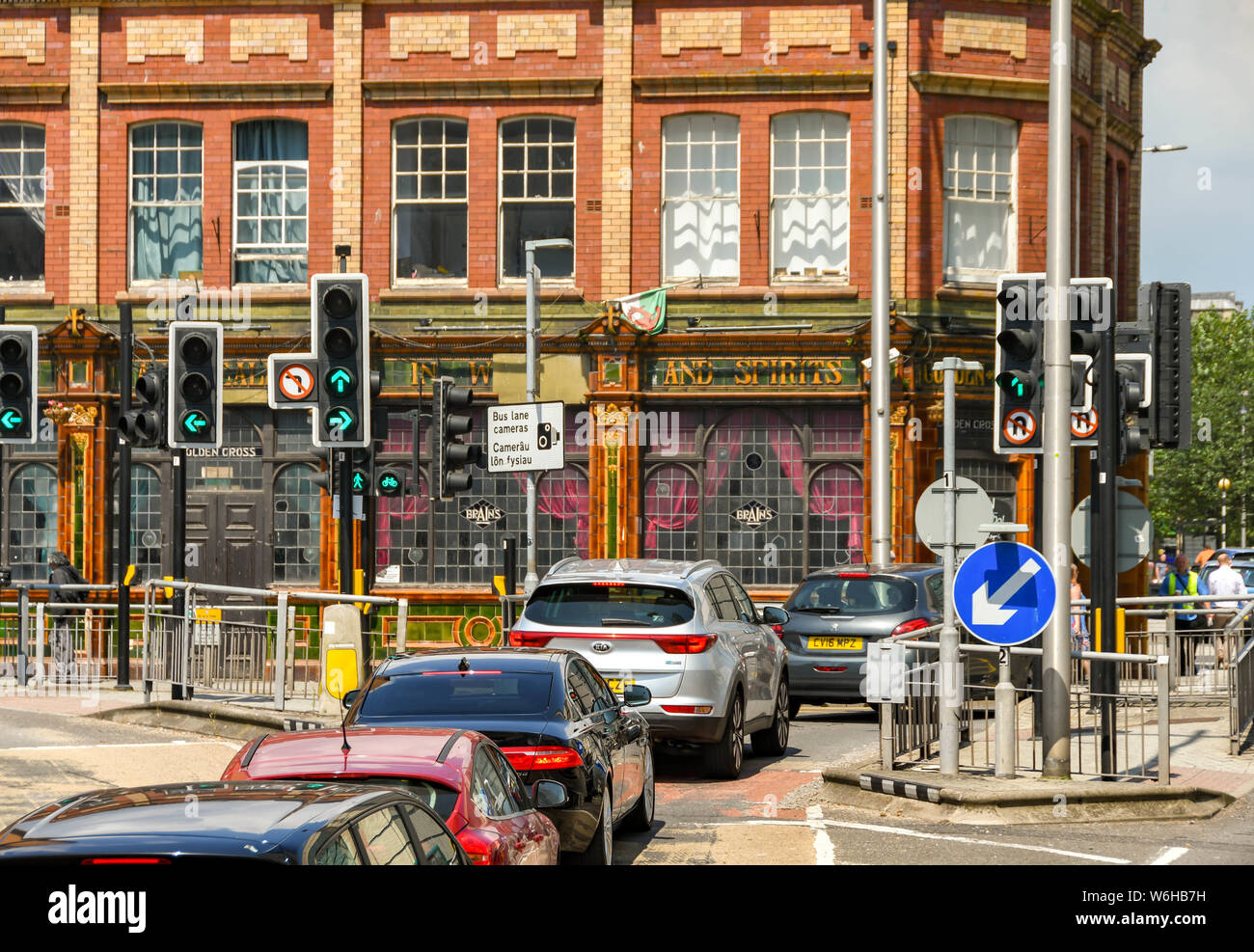 CARDIFF, WALES - Juli 2019: Autos anstellen an Ampel in die Parkhäuser in die Innenstadt von Cardiff zu erhalten. Im Hintergrund ist die Golden Cross Pub Stockfoto