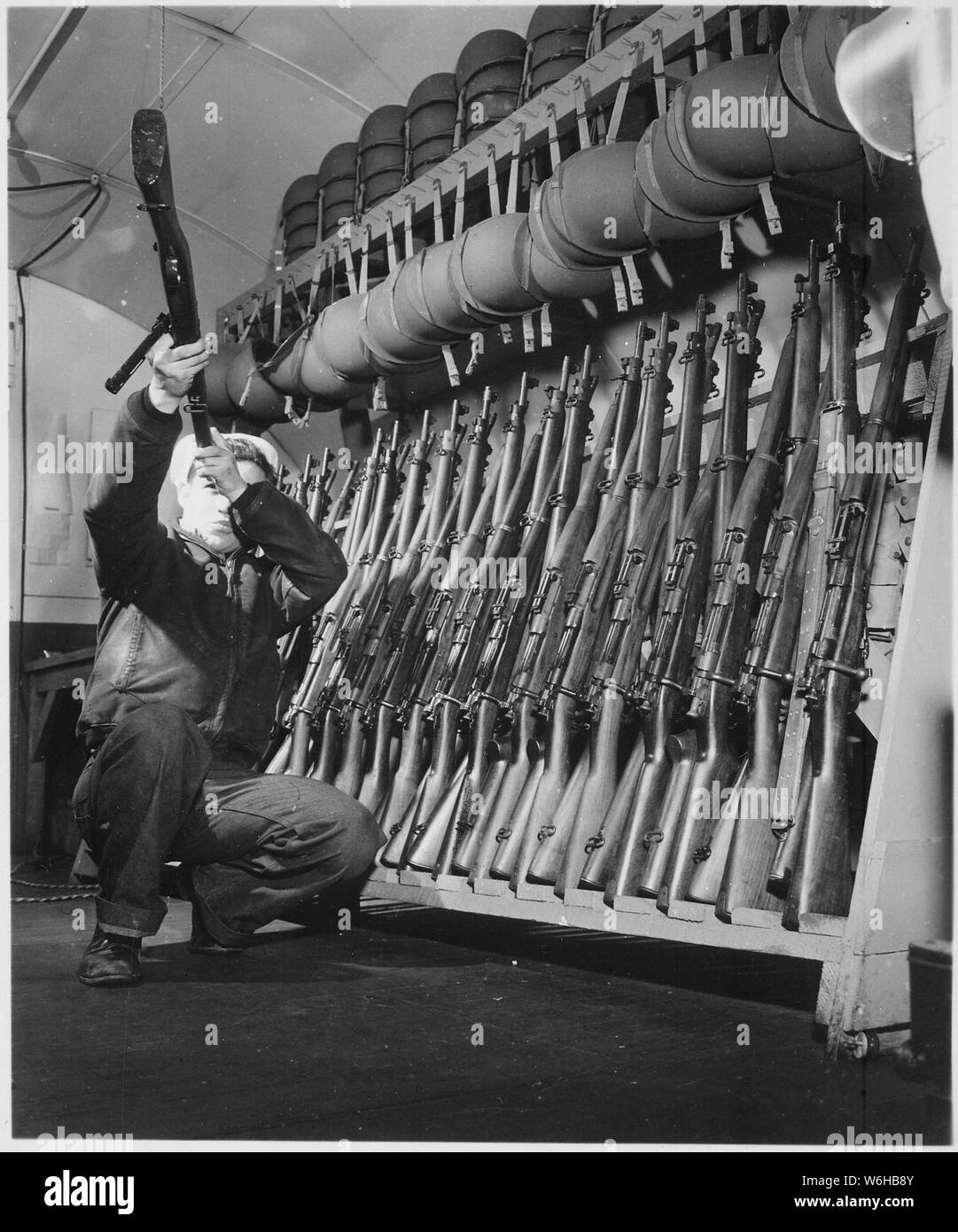 Gruppe 4. Blick auf Gewehren in den Wachraum. England, ca. 1944; Allgemeine Hinweise: Verwenden Sie Krieg und Konflikt Nummer 851 bei der Bestellung eine Reproduktion oder Anforderung von Informationen zu diesem Bild. Stockfoto