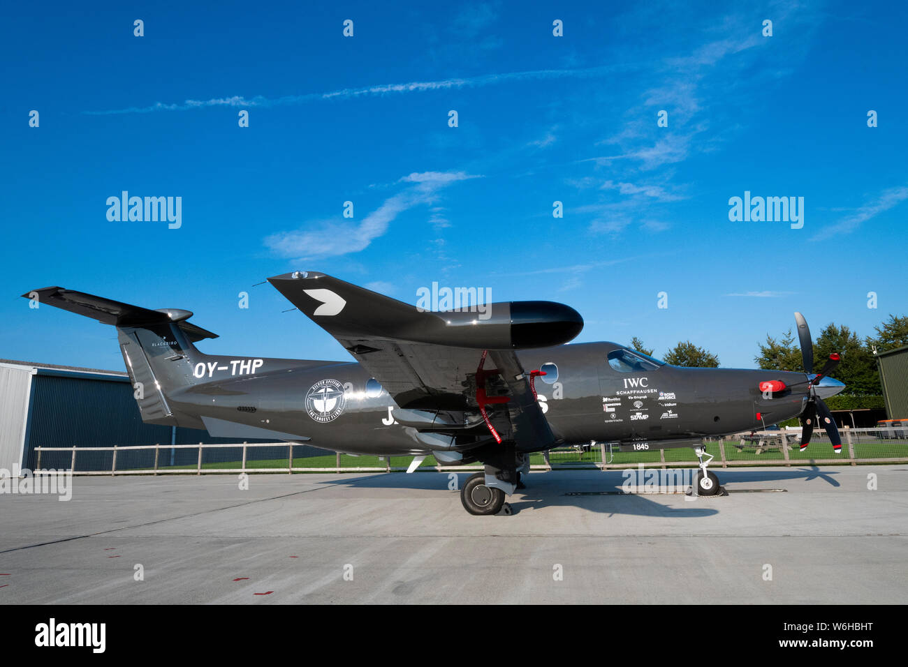 Chichester, Großbritannien. 1 Aug, 2019. Silber Spitfire Unterstützung Flugzeuge (PC-12 in Goodwood FLUGPLATZ CHICHESTER erwartet, Paar - oben am Sonntag mit dem Silbernen Spitfire Mk 1 X, jetzt in Duxford, es zu begleiten, zusammen mit einer Eskorte von zwei RAF Taifune und Leiter für Schottland am kommenden Montag seine Tour rund um den Globus über 30 Ländern und über 27.000 Meilen zu starten. Kredit GaryBlake/Alamy leben Nachrichten Stockfoto