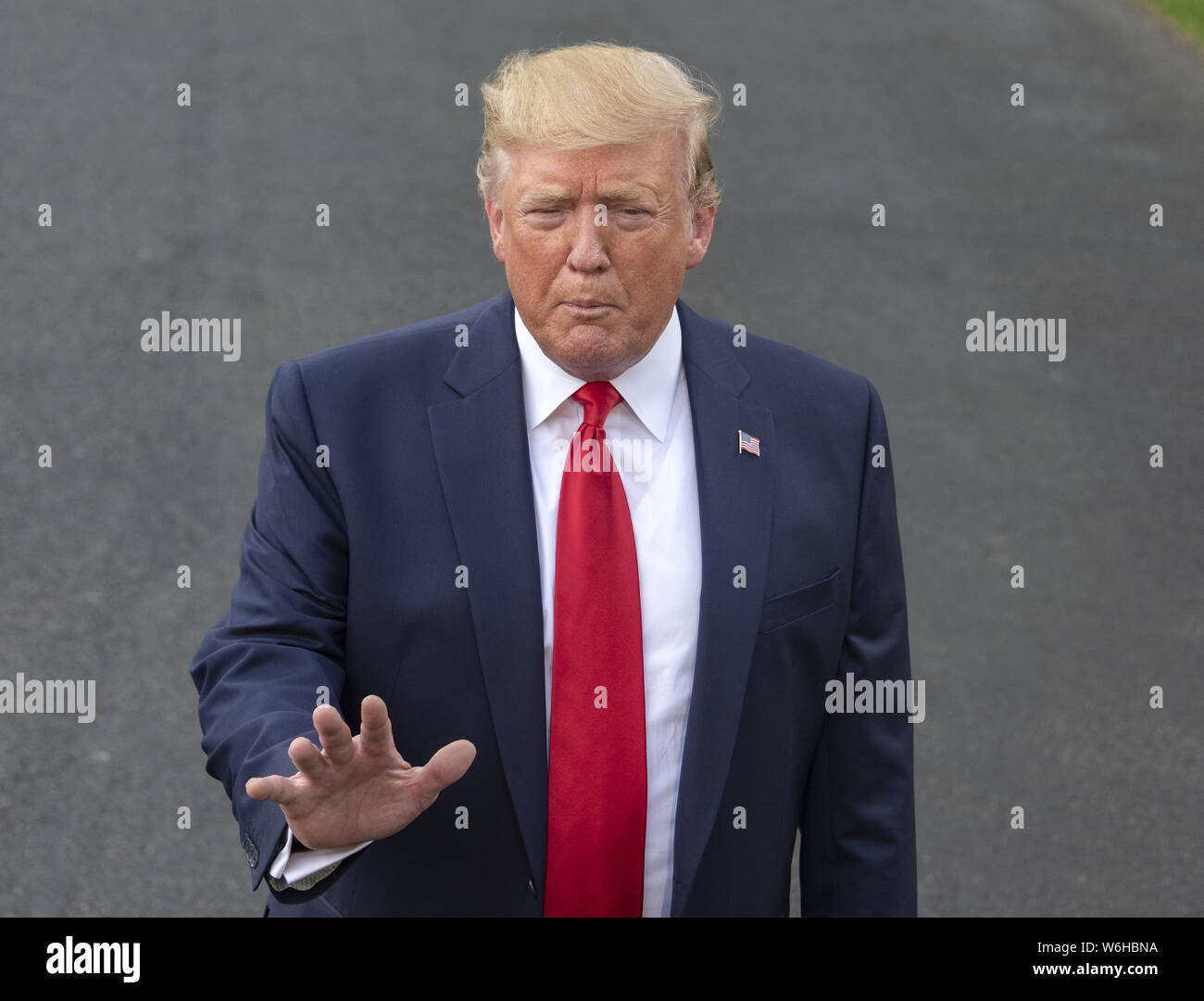 Washington, District of Columbia, USA. 1 Aug, 2019. Präsidenten der Vereinigten Staaten Donald J. Trumpf macht Anmerkungen zu den Reportern im Weißen Haus in Washington, DC, vor dem Boarding Marine One für eine Reise nach Cincinnati, Ohio, wo er an einer fundraising Ausschuss Empfang teilnehmen werden und Erläuterungen bei einem Amerika wieder einmal Super Rally am Donnerstag, 1. August 2019 Credit: Ron Sachs/CNP/ZUMA Draht/Alamy leben Nachrichten Stockfoto