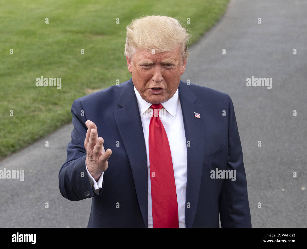 Washington, District of Columbia, USA. 1 Aug, 2019. Präsidenten der Vereinigten Staaten Donald J. Trumpf macht Anmerkungen zu den Reportern im Weißen Haus in Washington, DC, vor dem Boarding Marine One für eine Reise nach Cincinnati, Ohio, wo er an einer fundraising Ausschuss Empfang teilnehmen werden und Erläuterungen bei einem Amerika wieder einmal Super Rally am Donnerstag, 1. August 2019 Credit: Ron Sachs/CNP/ZUMA Draht/Alamy leben Nachrichten Stockfoto