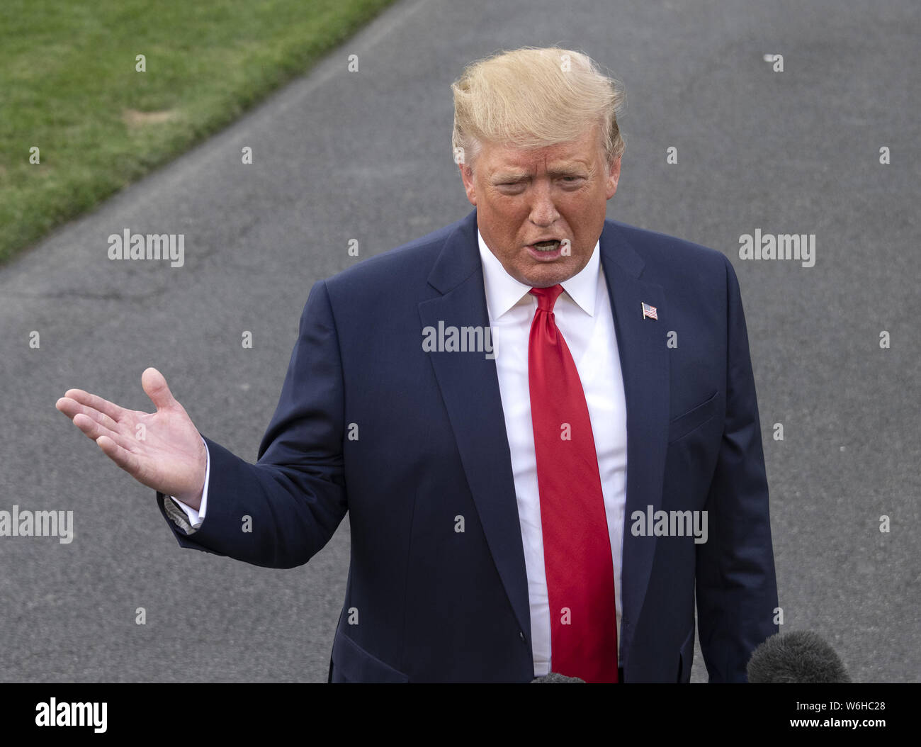 Washington, District of Columbia, USA. 1 Aug, 2019. Präsidenten der Vereinigten Staaten Donald J. Trumpf macht Anmerkungen zu den Reportern im Weißen Haus in Washington, DC, vor dem Boarding Marine One für eine Reise nach Cincinnati, Ohio, wo er an einer fundraising Ausschuss Empfang teilnehmen werden und Erläuterungen bei einem Amerika wieder einmal Super Rally am Donnerstag, 1. August 2019 Credit: Ron Sachs/CNP/ZUMA Draht/Alamy leben Nachrichten Stockfoto
