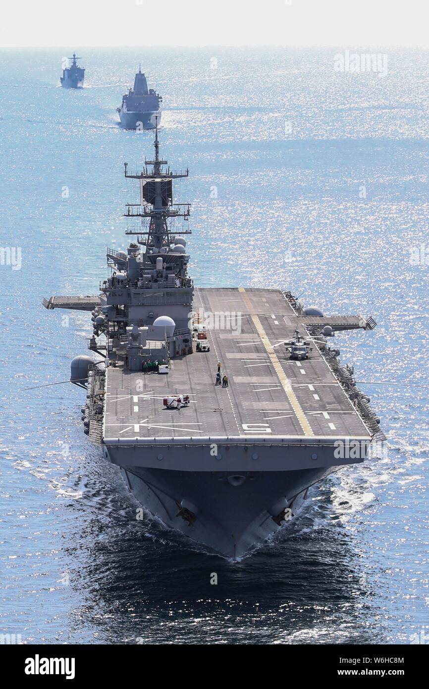 Die U.S Navy Wasp-Klasse amphibisches Schiff USS Bataan führt eine Formation mit den San Antonio-Class amphibious Transport dock USS New York und die Harpers Ferry-Klasse amphibische Landung dock Schiff USS Oak Hill während einer Oberfläche Kriegsführung Advanced Tactical Training übung im Atlantischen Ozean Juli 30, 2019 vor der Küste von Virginia, USA. Stockfoto