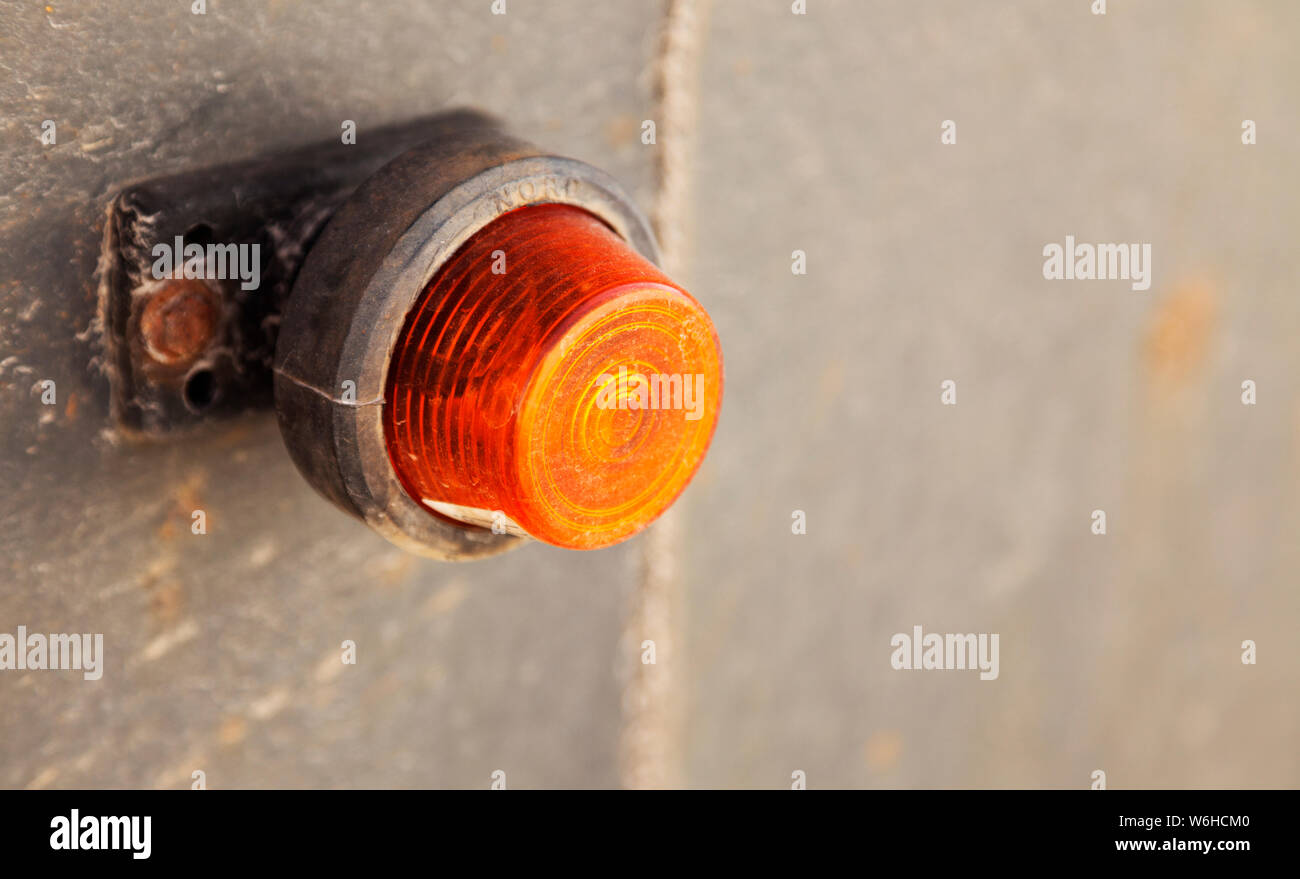Eine orange Lampe, die während der Konstruktion drehen können. Stockfoto