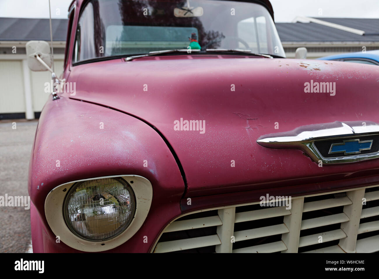 Umea, Schweden - Juni 6, 2019: alte Schöne rosa Abholung auf dem Parkplatz Stockfoto