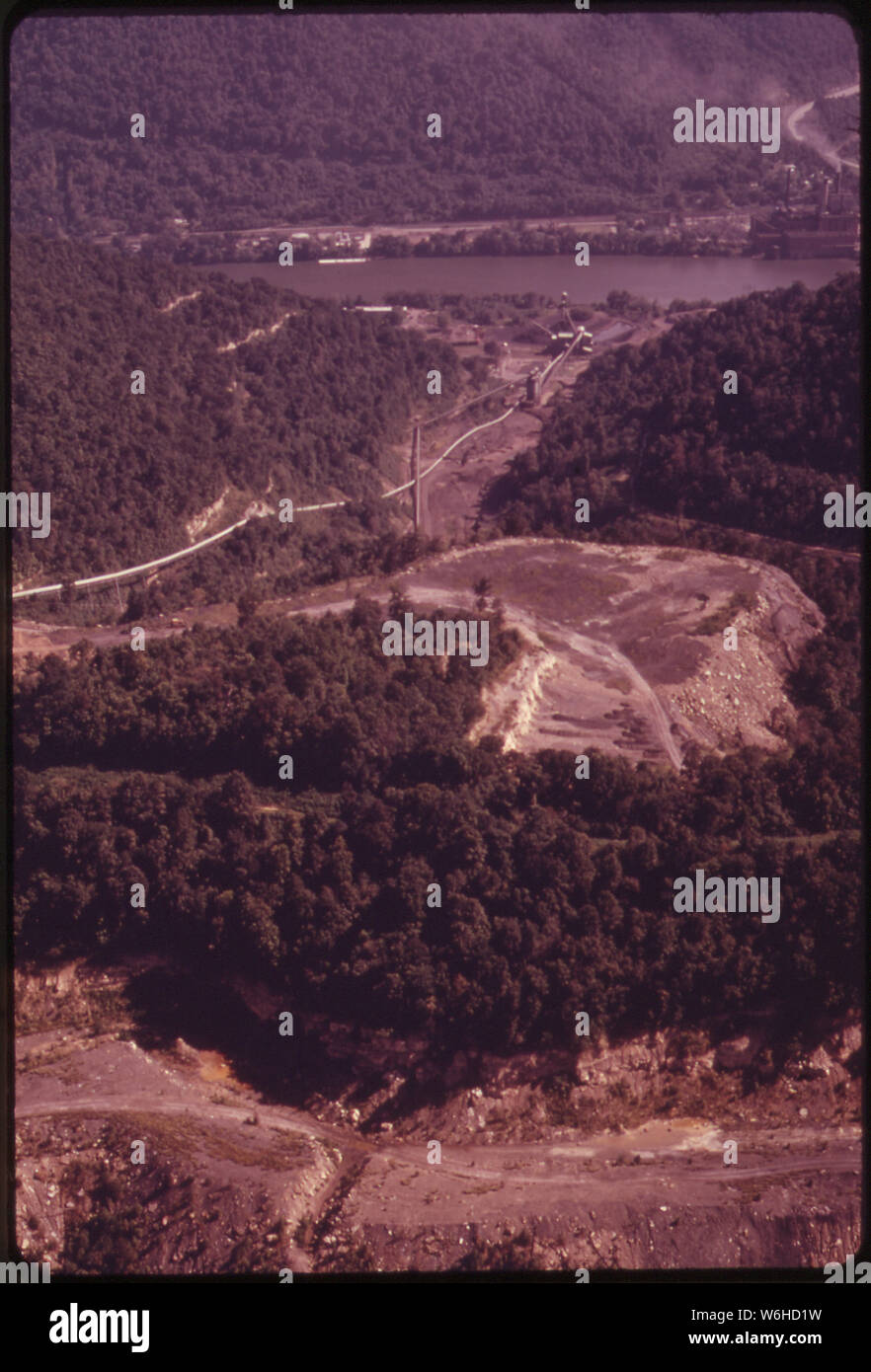 Hügeln über dem Tal CAMP COAL COMPANY IN SHREWSBURY ZEIGEN NARBEN AUS DER VERGANGENHEIT STRIP-MINING Stockfoto